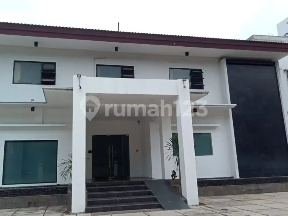 Ruko Bagus 3 Lantai dan Basement Lokasi Strategis di Kebayoran Baru, Jakarta Selatan