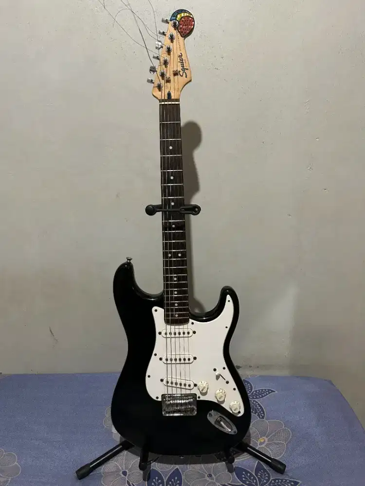 Squier Stratocaster Bullet HT SSS Black