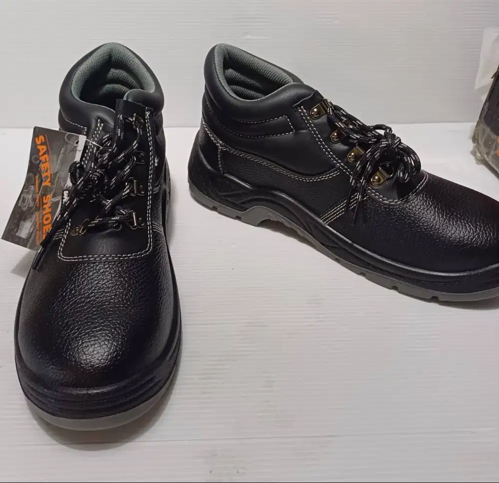 Sepatu Kerja Safety Proyek Tambang Steel Toe Anti Paku (Size 42)