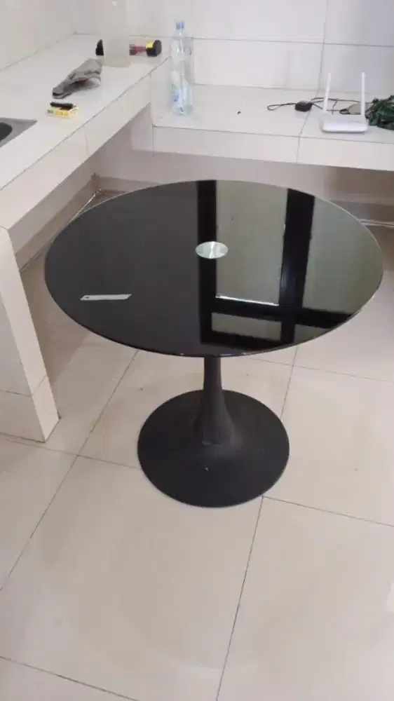 Meja makan bundar dengan 2 kursi makan