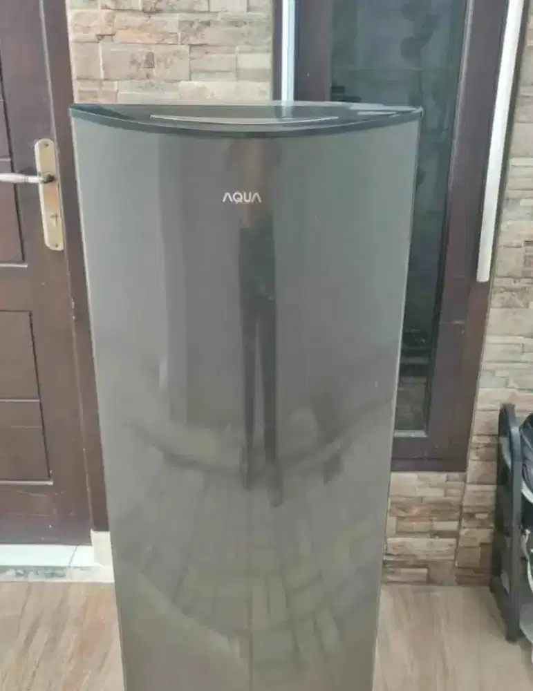 Kulkas 1pintu Aqua ada box freezer rak Lengkap body mulus nego cod