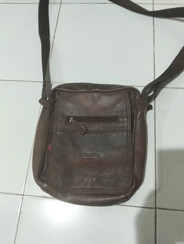 Tas Kulit Slingbag Levis