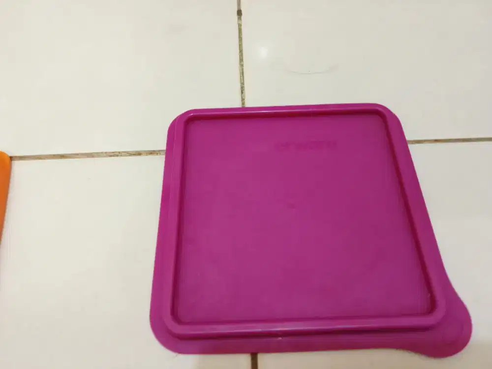 Wadah Tupperware