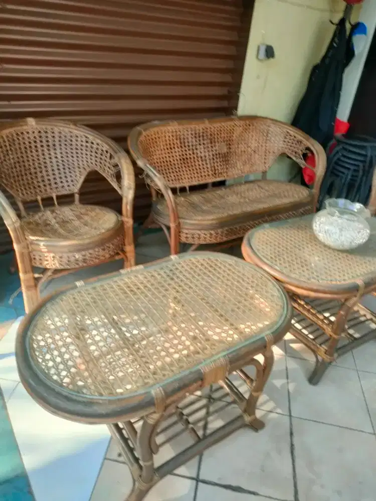 Meja dan bangku rotan