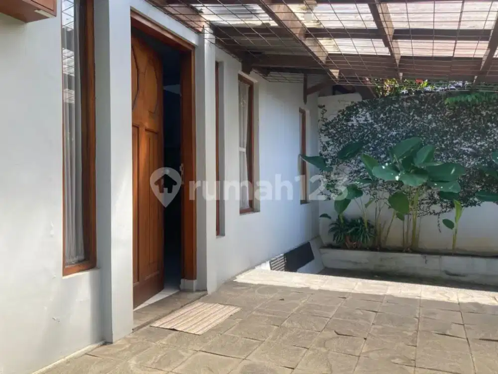 Rumah dengan Halaman Luas di Cigadung Dago Bandung