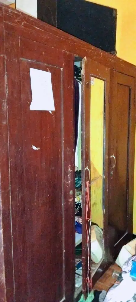 Di jual lemari jati tua 3 pintu