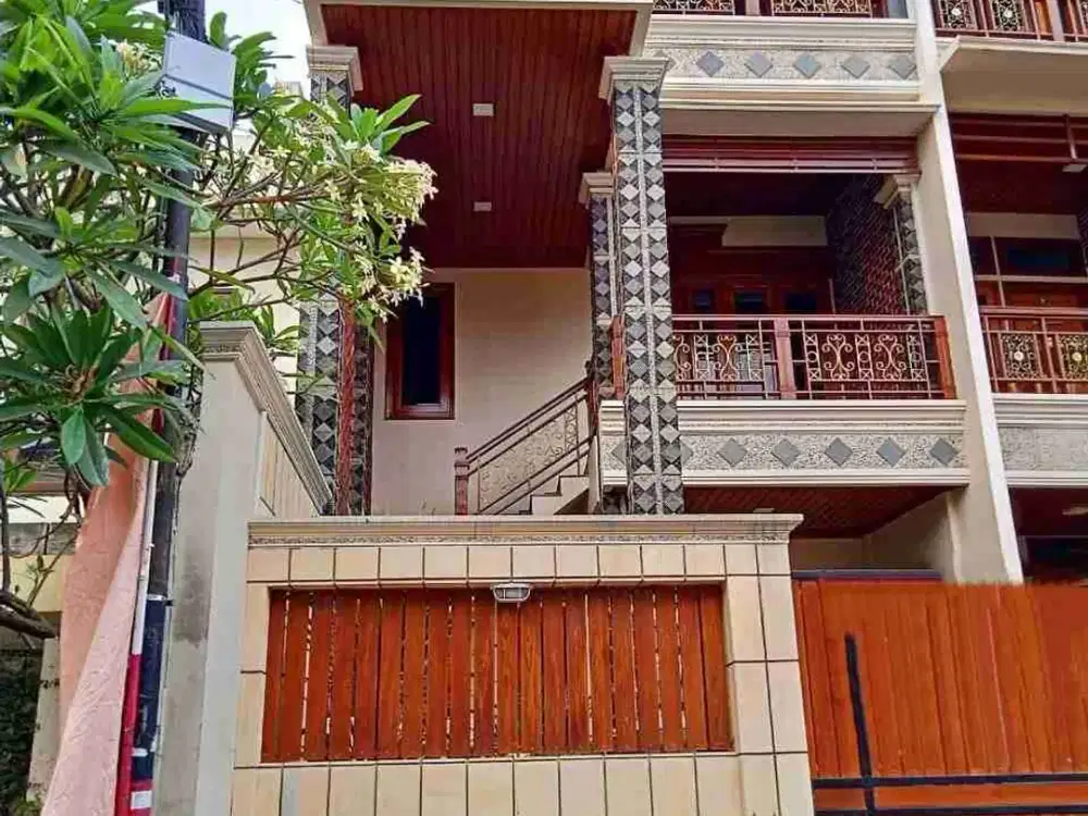 RUMAH 3 LANTAI DI PASAR MINGGU, PEJATEN, JAKARTA SELATAN