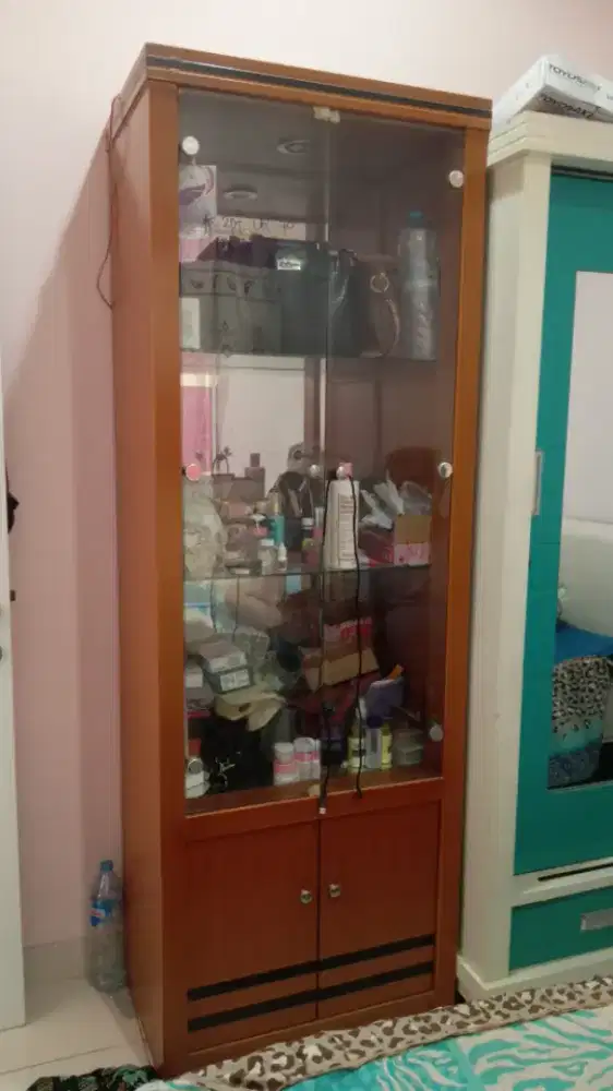 Lemari Kaca Hias