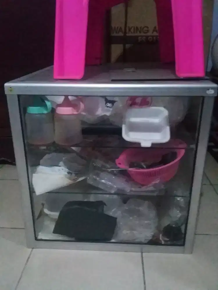 Di jual etalase bekas