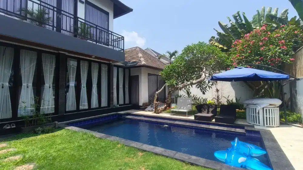 Jual villa lantai 2 fully furnished kebun besar di Ungasan Bali