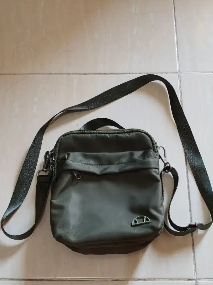 Tas slingbag Ellese Baldwin warna olive original like new