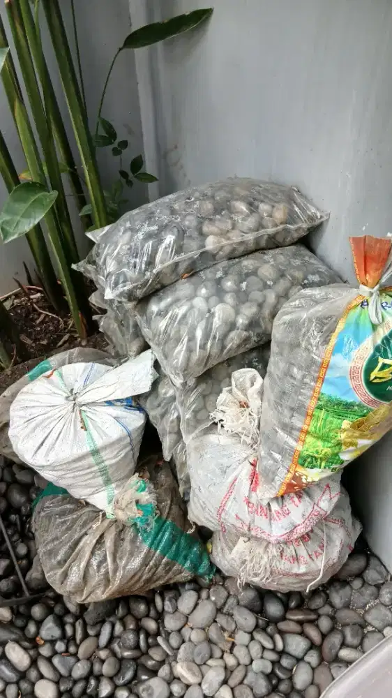 Batu hias hitam bulat - belum pernah dipakai.