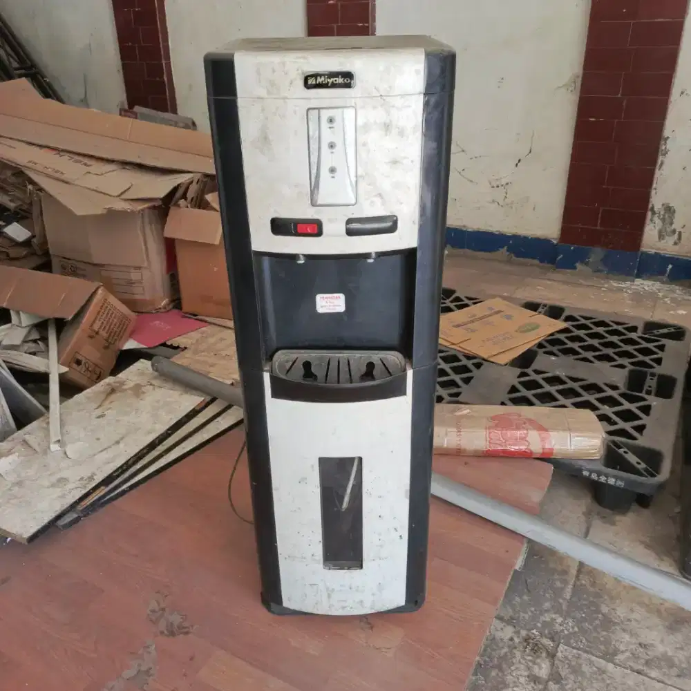 Dispenser air minum kondisi kotor dan rusak