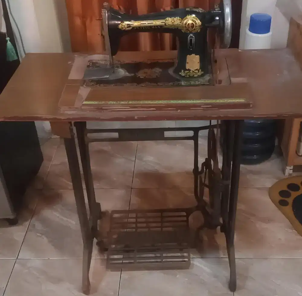 Mesin jahit Flying Man Bekas (Lengkap Meja & Kaki Besi Genjot)