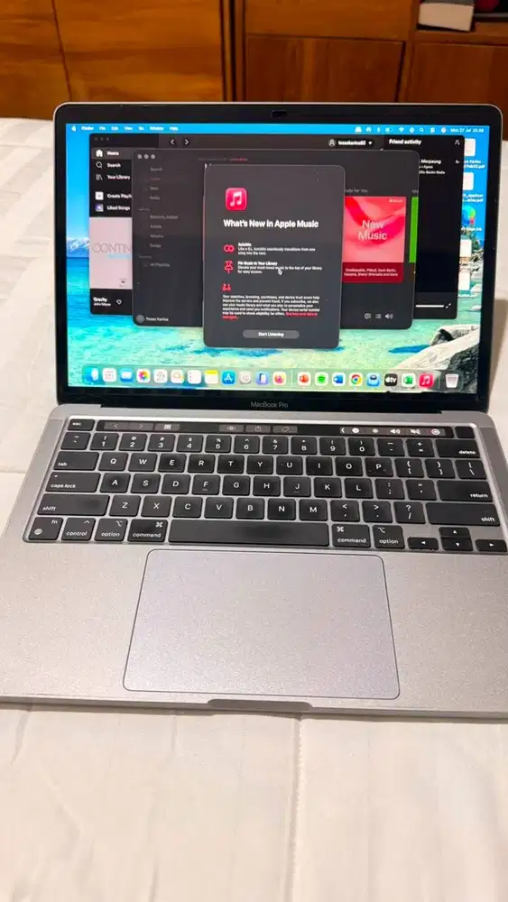 Macbook Pro 2020 M1 8gb/512 cc rendah. lengkap dan mulus