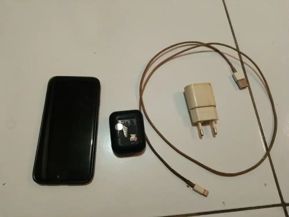 iPhone 6 + charger + tws