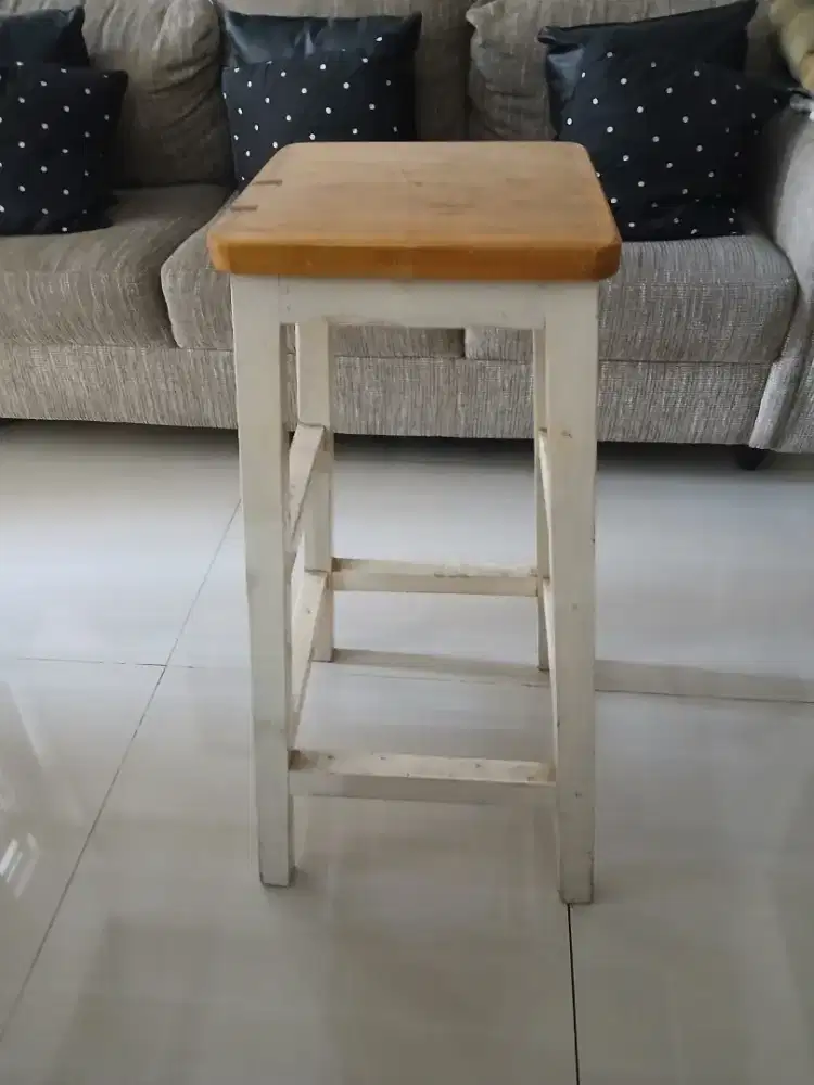 Dijual Meja dan kursi kayu ex Cafe