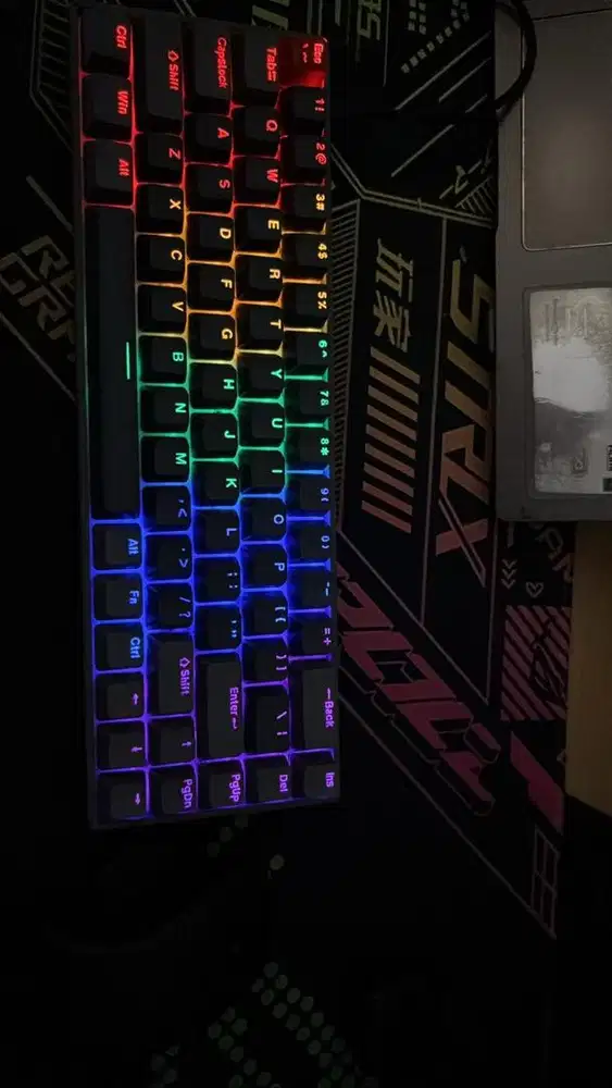 Keyboard komputer ada lampunya