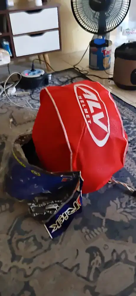Jual helm alv full face masih baru gak pernah di pake