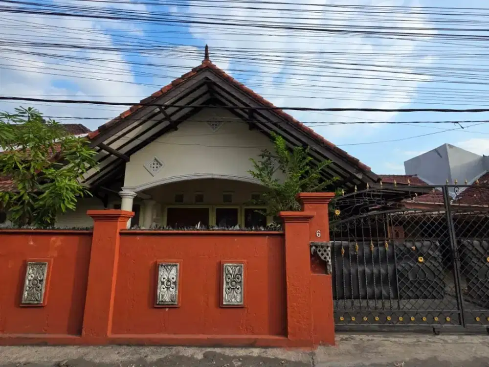 Dijual - Rumah di Area Pemogan, Denpasar Selatan, Semi Furnished, Dekat dengan Grand Lucky Super Store dan Bandara Ngurah Rai