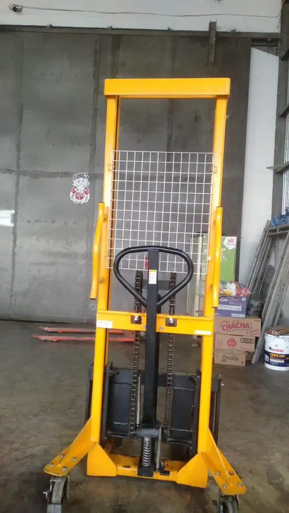 Hydraulic hand stacker