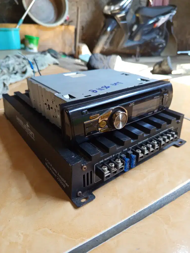Head unit dan power amplifier
