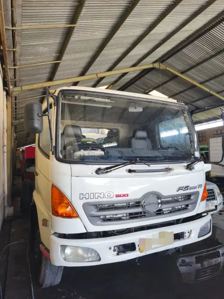 Hino FG 235 JL light truk box istimewa