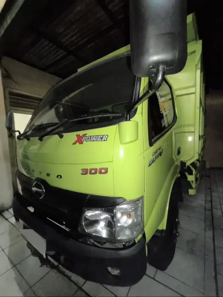 Hino dump truk Istimewa