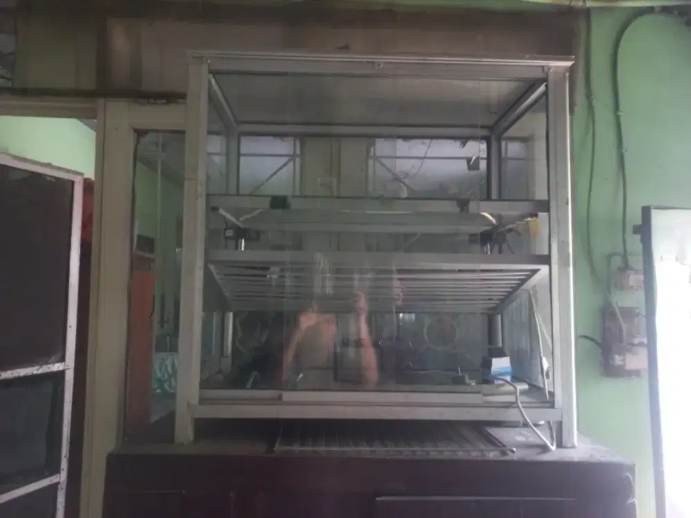 Etalase 3 rak dg lampu