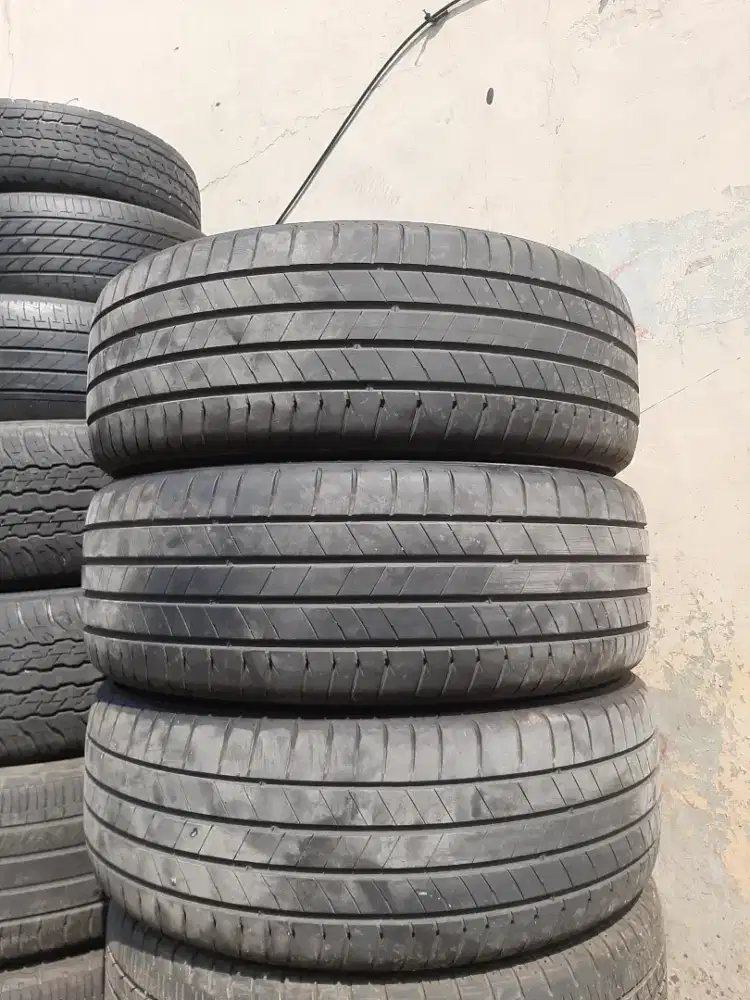 Dijual ban uk 215/55/18 merk kumho nik 2024