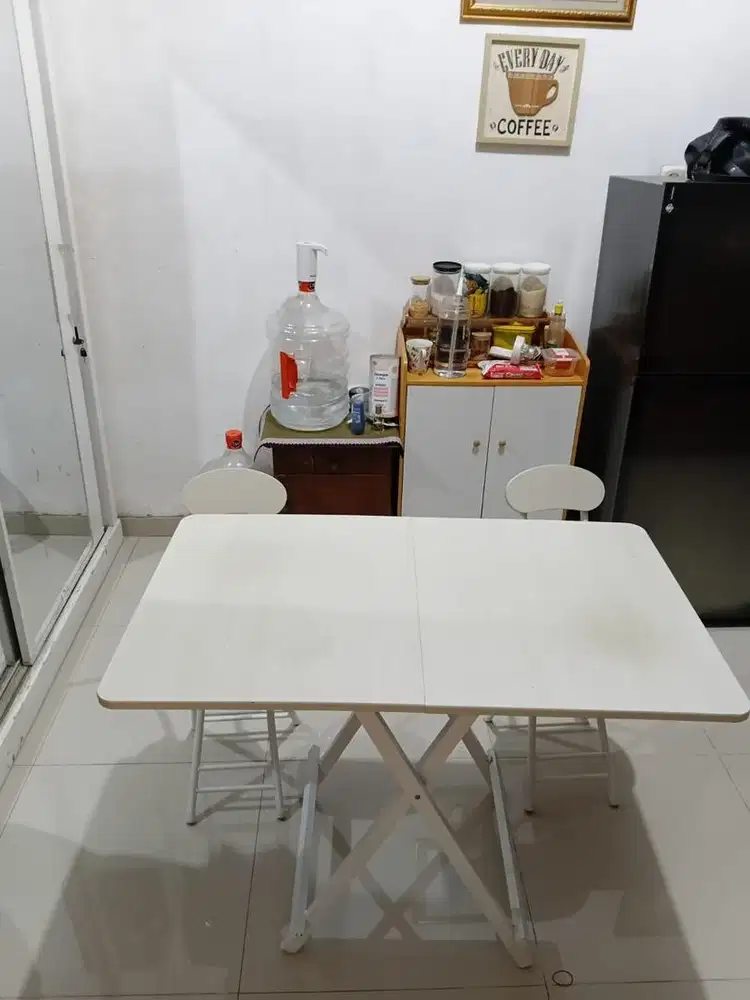 Meja makan minimalis