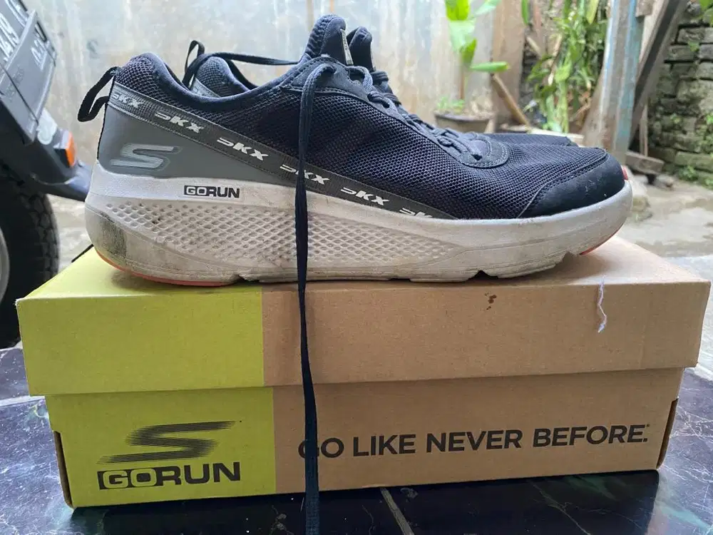Sepatu lari skecher