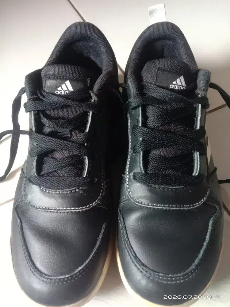 Sepatu anak adidas