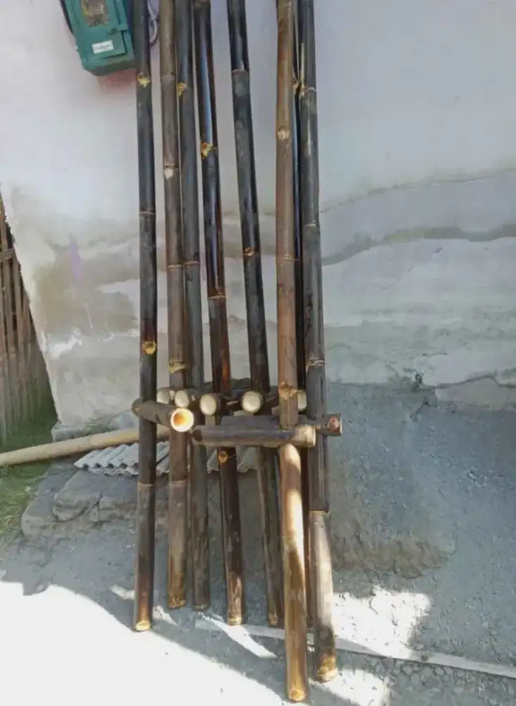 Egrang bambu hitam