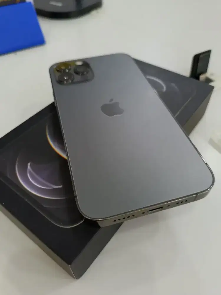 dijual iphone 12 pro 256,barang bagus,no minus,box,bh 100%