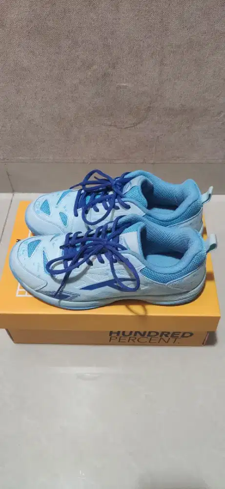 Sepatu badminton hundred razor