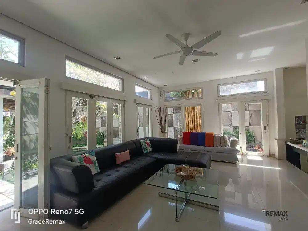 Tropical Modern Villa For Sale, in Mumbul Benoa