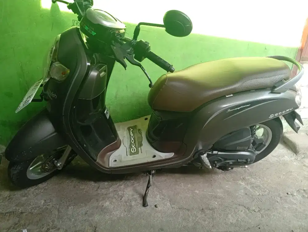 Dijual Honda Scoopy Stylish dengan warna Matte Brown.