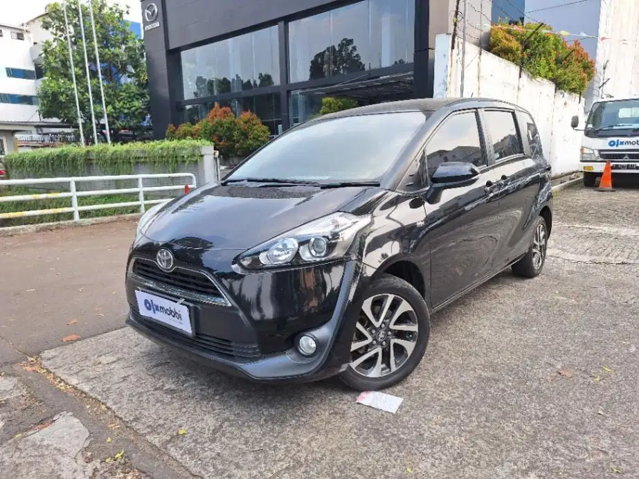 DP MURAH Toyota Sienta 1.5 V Bensin-MT 2017 Hitam CUMAB