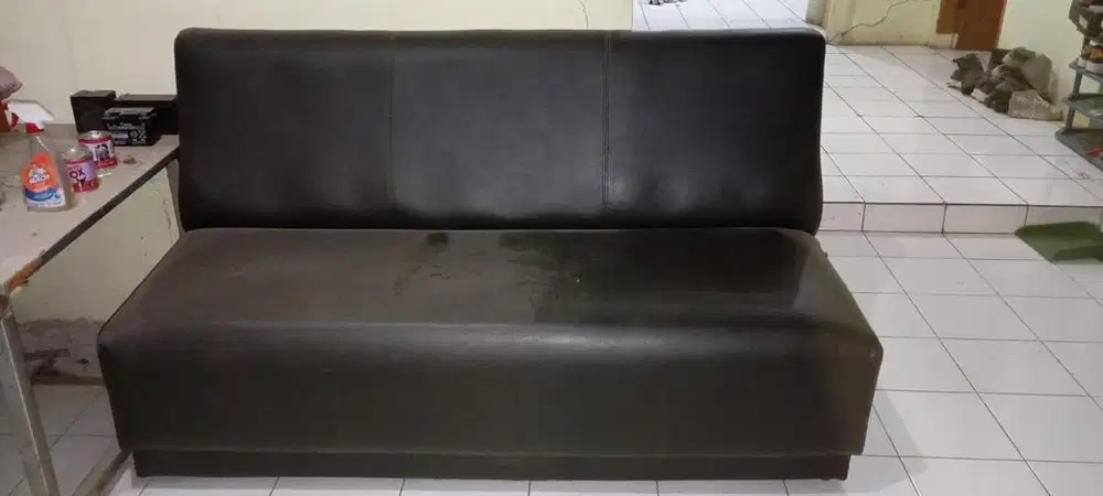 Sofa berwarna hitam dan merah bata