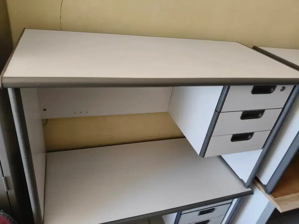 Meja kerja kantor merk modera