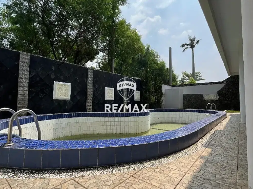 Rumah Besar Siap Huni di Kemang Selatan, LT 725 m², Kolam Renang, Akses Strategis