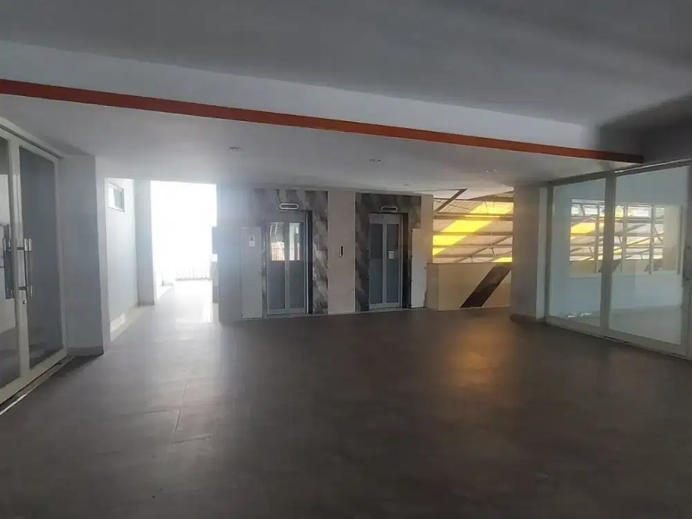 Disewakan Gedung baru 3 lantai di Jl Raya Kendangsari