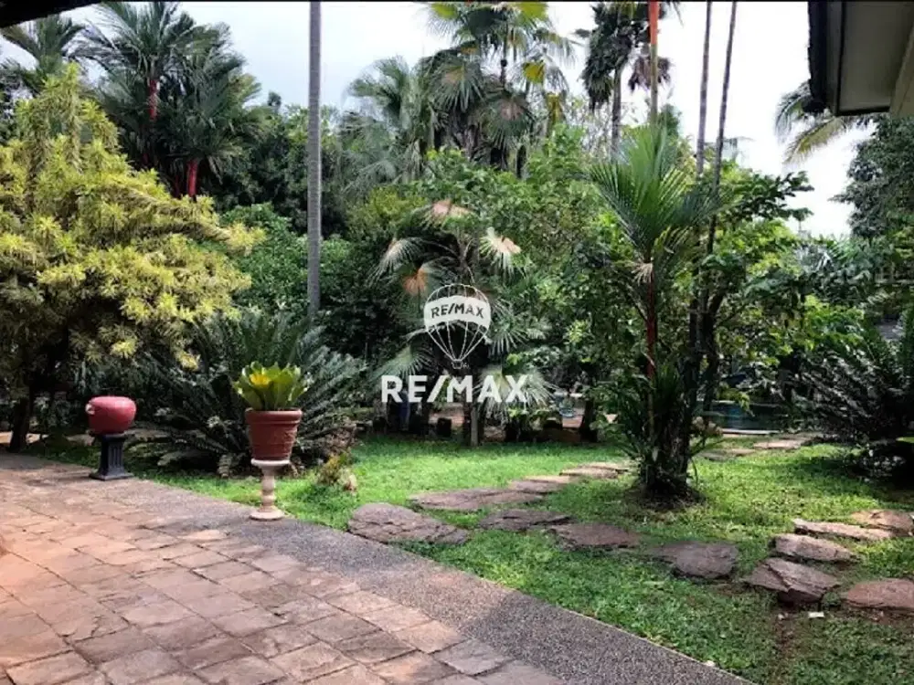 Luxury Balinese Home di Ciputat – Lahan Super Luas 2.440 m²