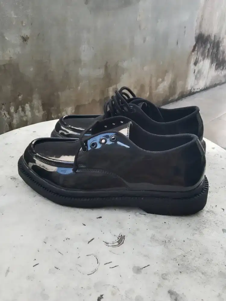 Sepatu Kulit Hitam Kilat