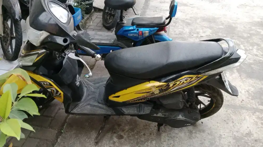 Dijual cepat motor TVS DAZZ 2015 ss komplit kondisi normal