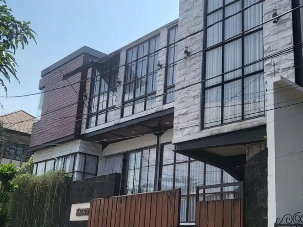 TERMURAH DIJUAL RUMAH 2,5 LANTAI POSISI HOOK SEMI FURNISH DALAM KOMPLEK GEGERKALONG BANDUNG