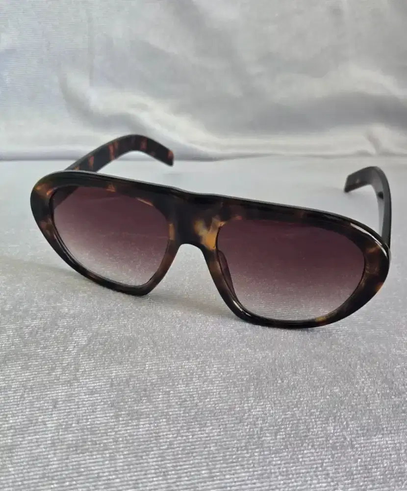 KACAMATA HITAM BESAR