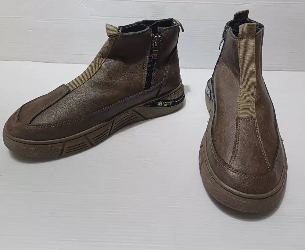 Sepatu Sneaker Boot Casual Fashion Style (Size 39)