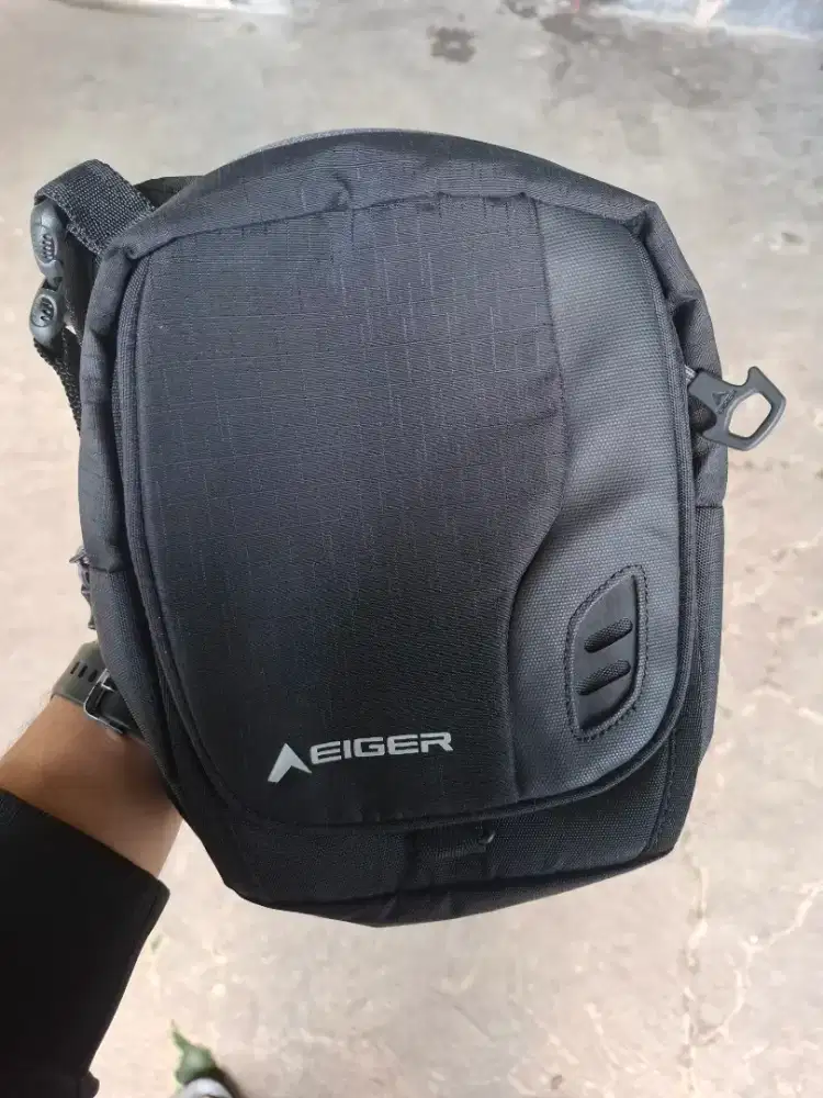 Eiger seri Neo Gravel 7.1 berwarna hitam